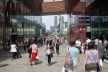 Citadel, uma das passagens no interior da quadra que leva até a estação central de trem da cidade. O edifício em construção ao fundo é de escritórios e está do outro lado da linha do trem que corta esta área da cidade
<br> Data da foto: 27/08/2009 </br><br />Foto Taiana Car Vidotto 