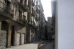 Calle del Mercado de Santa Catarina, donde se el hacinamiento, los grafittis y la suciedad, son parte cotidiana “de la otra” Barcelona, alejada de los diseños sofisticados y punteros de los grandes arquitectos internacionales<br />Foto Humberto González Ortiz 