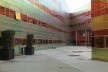 La Defense, UN Studio. Próxima da estação central de Almere, é a sede de uma companhia de informática. A implantação é perimetral, com o centro livre; os edifícios têm revestimento que altera a cor conforme a incidência de luz natural
<br> Data da foto: 2<br />Foto Taiana Car Vidotto 