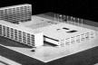 Maquete do que seria o Ministério das Relações Exteriores em 1959: destacam-se os vazios da laje de cobertura, uma volumetria de planta quadrada e a presença de um edifício administrativo menor que um Ministério-tipo, com 5 pavimentos  [revista Brasília n. 30, jun. 1959. s/p]