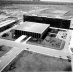 O Palácio flutuando sobre o espelho d’água com jardins aquáticos de Burle Marx, com destaque para o renque de buritis à esquerda [Arquivo Público do Distrito Federal; 11 jan. 1970]