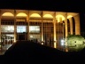 A transparência da caixa de vidro quando iluminada revela os salões, a circulação e o afresco de Volpi para a capela dedicada a D. Bosco<br />Foto Eduardo Rossetti, 2008 