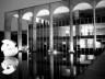 Meteoro de Bruno Giorgi, a transparência dos espaços internos durante a noite, a treliça e a varanda<br />Foto Eduardo Rossetti, 2008 