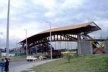 Puente peatonal cubierto, 45 m luz. Bogotá, Colombia. Estructura de caña guadua y bambú. Arq. Simón Vélez