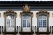 Portas-sacadas com trabalhos em cantaria e escultura, tendo, acima da porta-sacada central, tarja ornada em volutas, com relevo representando a Virgem cercada de estrelas e, inferiormente, o Monte Carmelo, fachada do Museu Arquidiocesano, Mariana MG, 2014<br />Foto Elio Moroni Filho 