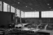 Igreja da Vila Madalena, espaço interno da nave envolvendo presbitério e plateia, São Paulo SP, 1957. Arquiteto Joaquim Guedes<br />Foto Luis Espallargas 