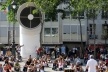 Praça do Centre Pompidou (Beaubourg), Paris. Arquitetos Renzo Piano e Richard Rogers. O uso social do espaço público<br />Foto Roberto Segre 