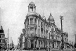 O Recife Novo visto da Praça Rio Branco. O edifício eclético original é o segundo à direita  [Departamento de Iconografia da Fundação Joaquim Nabuco]