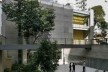 Centro Universitário Maria Antônia, espaço público inferior com edifício Joaquim Nabuco ao fundo, São Paulo SP. Arquitetos Cristiane Muniz, Fábio Valentim, Fernanda Barbara e Fernando Viégas / Una Arquitetos<br />Foto Nelson Kon 
