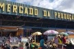 Entorno do Mercado da Podução, em Maceió, tomado por barracas de feirantes<br />Foto Juliana Michaello  [Acervo Grupo de Pesquisa Nordestanças]