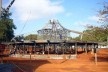 Fundação Darcy Ribeiro. Montagem do terceiro conjunto composto por duas vigas de cobertura. Instituto Brasileiro de Tecnologia do Habitat, Arquiteto João Filgueiras Lima, Lelé. Brasília DF, Brasil, 2010