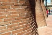 Montevidéu, detalhes da alvenaria armada em curva na lateral do prédio do shopping<br />Foto Atalie Rodrigues Alves 