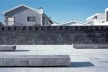 Muro frontal com letreiro do Museu encobrindo em parte o casario<br />Foto Daniel Malhão 
