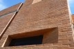 Cootrapar – cooperativa de trabajadores de aceros del paraguay. Detalle sesgos en muro. Arq. Luis Alberto Elgue y Arq. Cynthia Solis Patri. Villa Hayes, Paraguay. 2007 – 2008.
