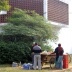 Moradia universitária de professores e funcionários e ambulante ao lado dela<br />Foto de Denise Teixeira e Luís Barbieri 