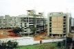 Dois blocos em construção, obra da Encol na SQN 309. À direita, o Edifício Maison Génève e, em primeiro plano, o "alojamento" dos peões, 1994<br />Foto Aldo Paviani 