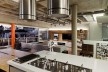 Cozinha com sala ao fundo<br />Foto André Cavalheiro 