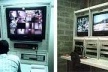 Sistemas eletrônicos de vigilância. À esquerda, Recreio Shopping, Rio de Janeiro. À direita, Penitenciária Dr. Serrano Neves, Presídio Bangu III, Rio de Janeiro [www.switchsystems.com.br]