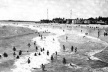 Praia de Iracema, por volta de 1940, quando se difundiam os banhos de mar em Fortaleza  [Arquivo Nirez]