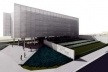 Vista geral da praça de entrada e do jardim sobre o auditório
  	  	 <br />Imagem dos autores do projeto 