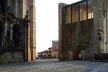 Fig. 26 - Casa dos 24, fachada Nascente e vista parcial da galilé da Sé Catedral<br />Foto Francisco Portugal e Gomes 