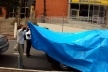 Artistas do Pparalelo empacotam carro na praça Luciano Esteves <br />Foto divulgação 
