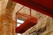 Fábrica de Sal – Centro Educacional de Ribeirão Pires, ponte e balcão de metal do Centro de Qualificação de Professores, 2001-2003. Arquitetos Rafael Perrone e Márcio do Amaral<br />Foto Andres Otero 