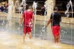 Crianças brincando em espaço público de Medellín, Colômbia<br />Foto Abilio Guerra 