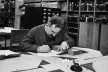 Walter Benjamin lendo na Biblioteca Nacional de Paris, 1933<br />Foto Gisèle Freund 