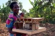Nannono Imaculate segurando a maquete de sua futura residência<br />Foto Mariana Montag 