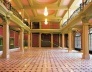 Vista do foyer restaurado. Destaque-se a presença dos lustres restaurados de cristal belga, o esquema cromático e a paginação do piso de mármore de Carrara italiano<br />Foto Racional Engenharia 