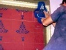 Execução da pintura de recomposição dos elementos cromáticos decorativos, pormenor de aplicação das máscaras<br />Foto Haroldo Gallo 
