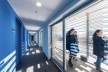 Alojamento Estudantil, circulação interna protegida dá acesso aos apartamentos; dupla circulação inspirada na engawa das casas tradicionais japonesas, Josai International University, Togane, Japão, 2014-2016, Studio Sumo<br />Foto Kawasumi Kobayashi  [Studio Sumo]