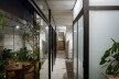 Casa Vila Matilde, corredor da cozinha e pátio interno, cena noturna. Terra e Tuma Arquitetos<br />Foto Pedro Kok 