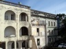 Antiga Escola de Artes e Ofícios Hugo Taylor, desconfigurada ao longo dos anos por incêndios e acréscimos. Sua requalificação através de usos compatíveis não é incentivada<br />Foto autores, 2006 
