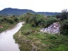 Deposição de lixo na margem do Arroio Cadena, na Vila Oliveira<br />Foto autores, 2005 