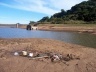 Vista parcial da Barragem do DNOS, 8m abaixo do nível normal, onde se observa o acúmulo de lixo no seu interior e a redução das potencialidades ambientais e paisagísticas<br />Foto autores, 2006 
