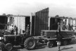 Transporte horizontal e montagem dos painéis [Acervo Joan Villà]