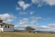 A minúscula capelinha de Nossa Senhora do Rosário construída de madeira e barro na Vila de Milho Verde (MG) demonstra que monumentalidade não depende de escala ou dimensão