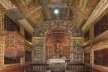 No interior desta pequena capela de 1719 esconde uma das mais raras jóias do barrôco mineiro. A montagem procura mostrar esta jóia juntando imagens centrais, laterais e superiores