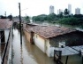 Ruas e casas alagadas no período das chuvas. Risco para as famílias e agressão ambiental. Verifica-se já uma tendência de verticalização<br />Foto Marco Antonio Suassuna Lima 