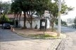 Uma pequena praça. Há milhares desses espaços, públicos e privados, em toda a metrópole. E mais milhares podem ser criados. O comum hoje: limpeza e chão batido. Errado, praticamente toda a água de chuva escorre pela superfície e vai para o sistema de dren<br />Foto Álvaro Rodrigues dos Santos 