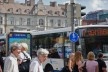 Aspecto do centro urbano, com sinalização urbana, pedestres e ônibus<br />Foto Fabio Lima 