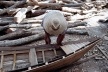 Banabuiú, Ceará. Construção artesanal de canoa de pau branco<br />Foto José Albano 