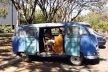 Costureira em seu “quiosque”: uma Kombi reformada estacionada na superquadra 303 Sul