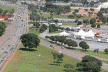  	A mesma área do Eixo Monumental Oeste, fotografada em épocas diferentes, revela as transformações da cidade “real” em função da constante reconfiguração da cidade latente