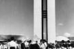 Colegiais festejando na Praça dos Três Poderes durante as festividades da inauguração [Acervo Casa de Lucio Costa]