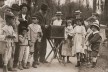Grupo de pessoas ao redor do realejo, praça da República, São Paulo, 1910<br />Foto Vincenzo Pastore 