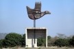 Monumento “Mão Aberta” em Chandigarh, de Le Corbusier<br />Fotomontagem Victor Hugo Mori, 2010 