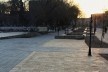 Vista do corredor de circulação ao longo da face sul da Praça Lyabi-Hauz, em Bukhara. O pequeno trecho de canalização fechada do córrego é destacado no desenho do piso - o curso d'água faz-se presente mesmo quando não visível<br />Foto José Júlio Rodrigues Vieira 